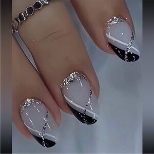 24 Almond Shape Black and Silver Press on Nails